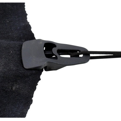 Cabedal preto com textura grossa, peça plástica preta e cordão preto sobre fundo branco