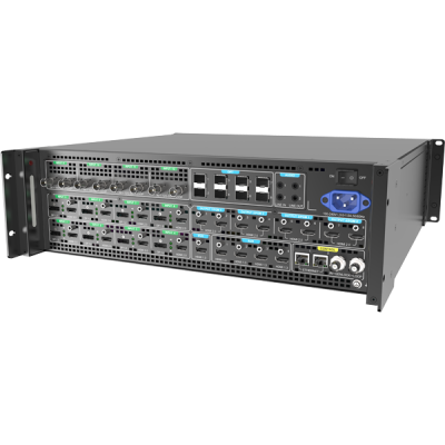 Equipamento profissional preto com várias portas e conectores eletrónicos