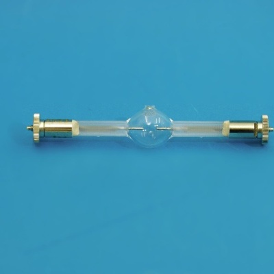 Lâmpada halogénea tubular com extremos metálicos dourados sobre fundo azul