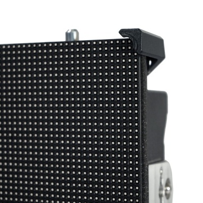 painel LED preto com pontos de luz em grelha e estrutura metálica na lateral