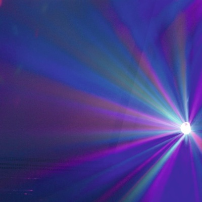 Feixe de luzes coloridas irradiando num fundo escuro