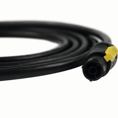 Cabo preto com conector circular e detalhe amarelo