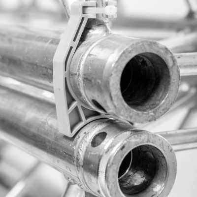 Tubos metálicos interligados com abraçadeira plástica cinza