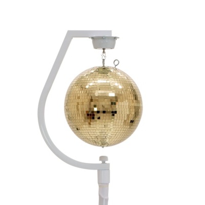 Bola de discoteca dourada suspensa em suporte branco