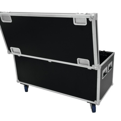 Caixa de transporte preta com armações metálicas e rodas azuis