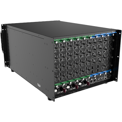 Equipamento eletrónico preto com várias placas modulares e conectores