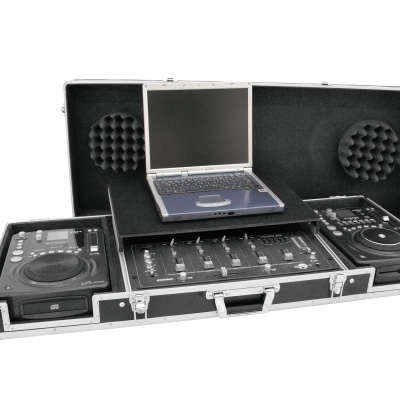 Maleta de equipamento DJ com leitores de CD, mesa de mistura e laptop