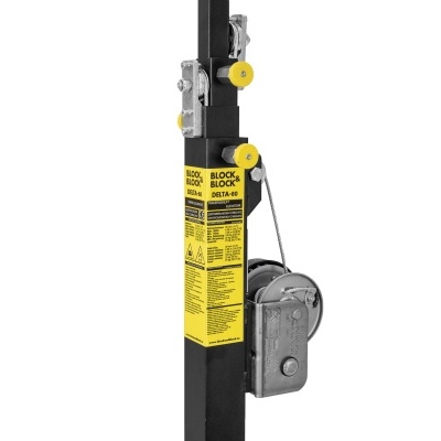 Torre de suporte preta com etiquetas amarelas e sistema de cabo de aço