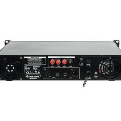 Amplificador de som preto com ventoinhas e conexões diversas