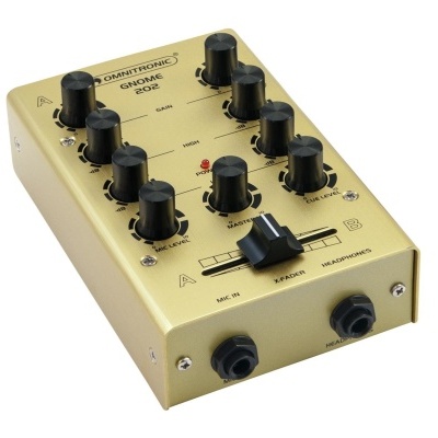 Mesa de mistura OMNITRONIC dourada com botões pretos e entradas para microfone e auscultadores