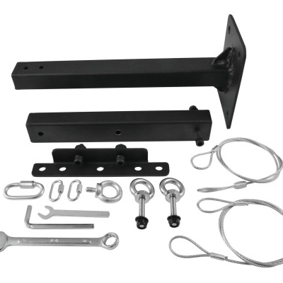 Conjunto de suporte, ganchos, cabos de aço e ferramentas em fundo branco