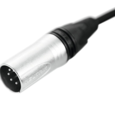 Cabo com conector XLR prateado e preto de 5 pinos