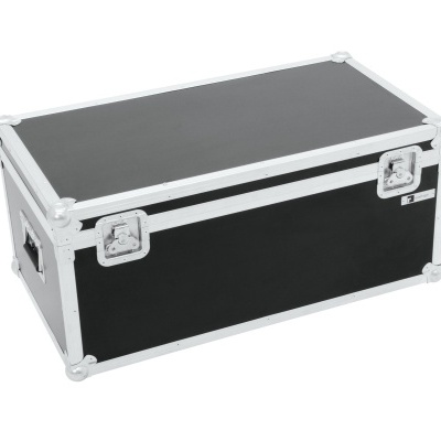 Caixa preta com estrutura metálica prateada e alças laterais