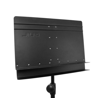 Suporte de partituras preto em metal com pedestal ajustável, com marca JILU visível.