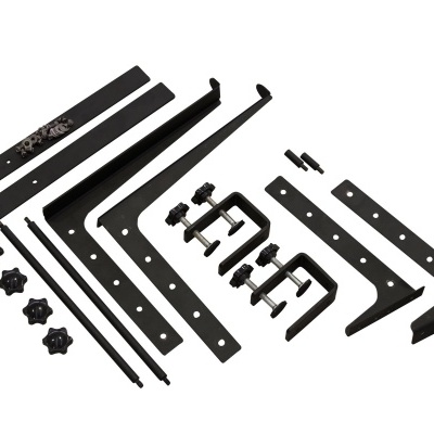 Conjunto de acessórios metálicos pretos para montagem.