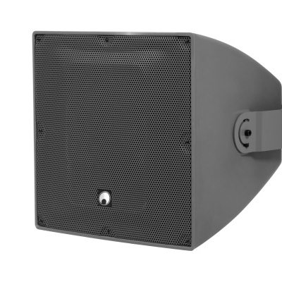 Coluna de som profissional cinza com grelha preta e suporte lateral