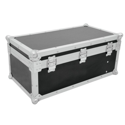 Caixa de transporte preta com estrutura metálica prateada e três fechos frontais
