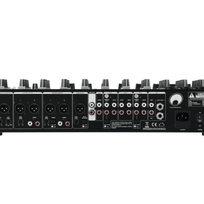 Painel traseiro de mixer de áudio preto com várias conexões