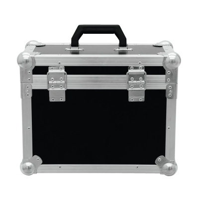 Mala preta com moldura metálica prateada e pega preta