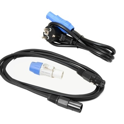 Cabos elétricos pretos com conectores azuis e brancos e ficha europeia