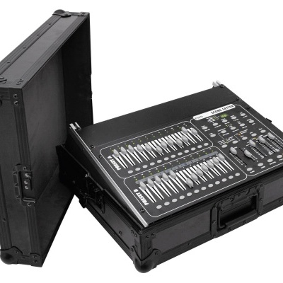 Mesa de mistura de som profissional preta com mala rígida aberta