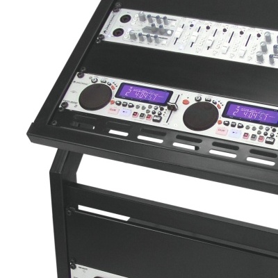 Racks pretos com equipamento de áudio prateado e ecrãs digitais azuis