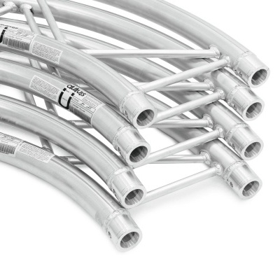 Estruturas metálicas cilíndricas prateadas curvadas com etiquetas adesivas sobre fundo branco