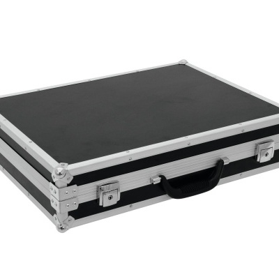 Mala rígida preta com cantos metálicos e fechaduras prateadas