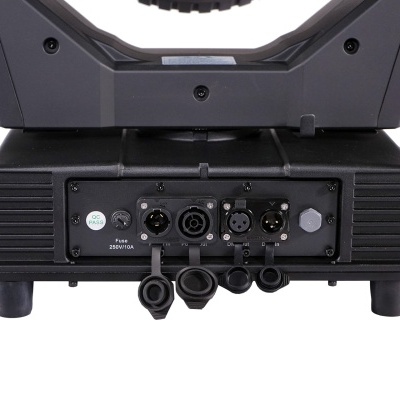 Equipamento profissional preto com conectores e botões na parte traseira