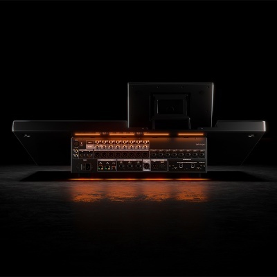 Console de DJ Pioneer DJ com conexões e iluminação laranja