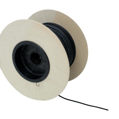 Rolo de fio preto num carretel de cartão e plástico