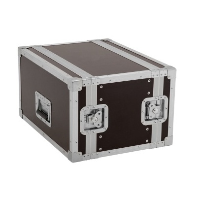 Mala rígida preta com cantos metálicos e fechaduras