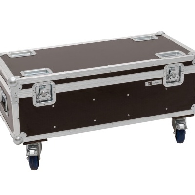 Caixa de transporte castanha escura com bordas metálicas e rodas azuis