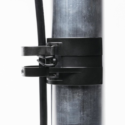 Braçadeira preta prende tubo metálico cinza