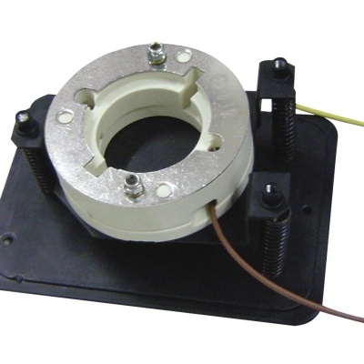Suporte de montagem com base preta retangular, peça circular branca com parafusos, molas pretas e fios amarelo e castanho
