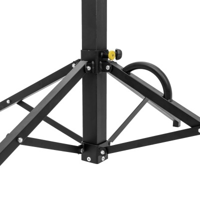 Tripé metálico preto com barras triangulares e botão amarelo