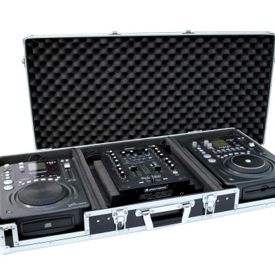 Conjunto de DJ preto com duas unidades de CD/DVD e mesa de mistura num estojo metálico acolchoado