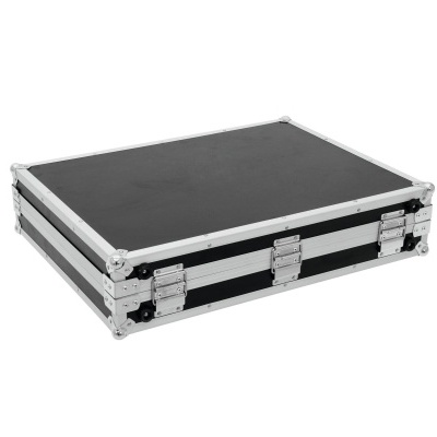 Mala de transporte preta rígida com armação metálica prateada e fechos frontais