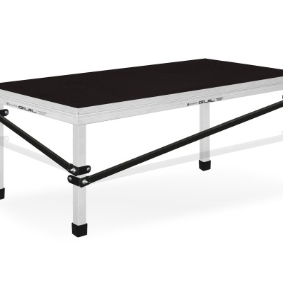 Mesa retangular preta com estrutura branca e barras de reforço pretas em fundo branco