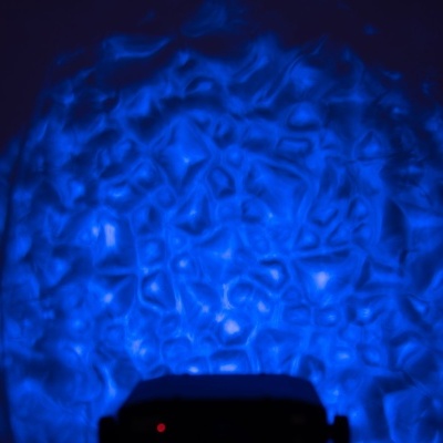 Luz azul com textura ondulada em fundo escuro