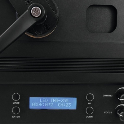 Painel de controlo de equipamento eletrónico com ecrã azul e vários botões