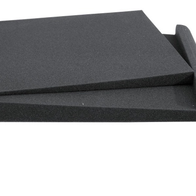 Espuma preta cortada em dois pedaços com texturas ásperas e bordas distintas