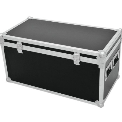 Caixa de transporte preta com cantos e bordas em metal prateado e pegas laterais