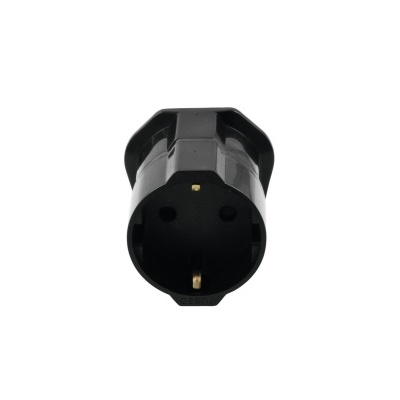 Adaptador de tomada preto com três pinos num fundo branco