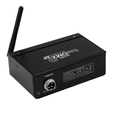 Controlador de iluminação FreeDMX Air preto com antena e conector XLR