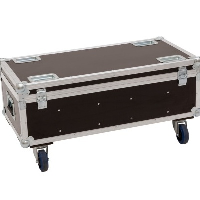 Mala rígida castanha com cantos metálicos e rodas azuis