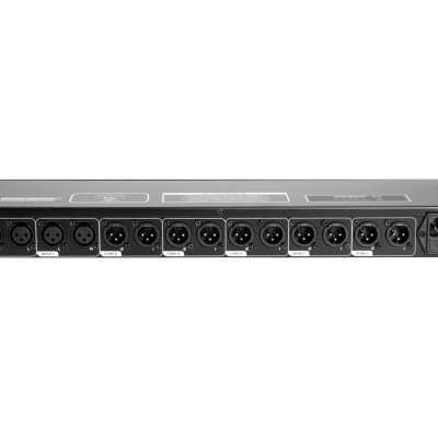 Equipamento áudio preto com múltiplas entradas e saídas XLR e texto branco