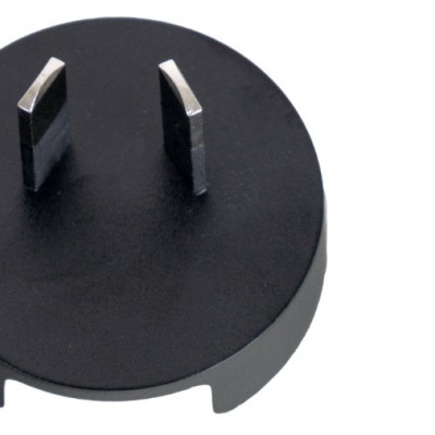 Três adaptadores de tomada pretos com diferentes pinos metálicos