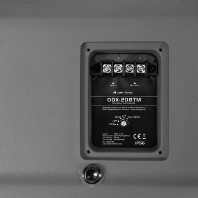 Dispositivo industrial cinzento com placa de identificação preta e conetores elétricos