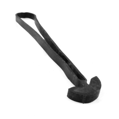 Ferramenta preta com formato de cunha e pega curva sobre fundo branco